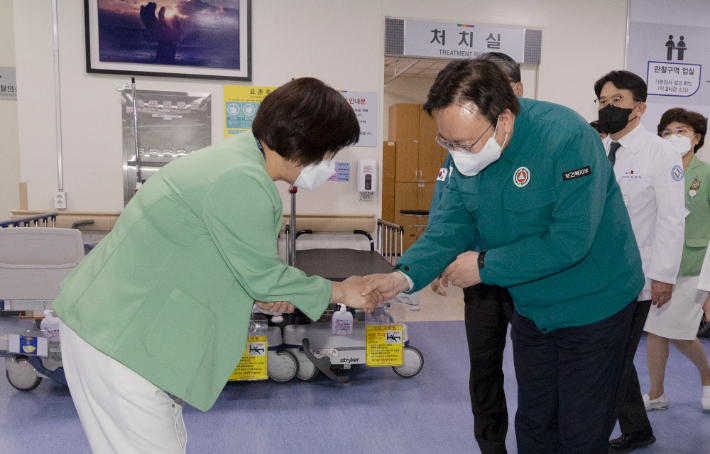 7일 비상진료체계 점검을 위해 전북 전주시 소재 전북대병원 권역응급의료센터를 찾은 조규홍 보건복지부 장관이 의료진과 악수하고 있다. 복지부 제공