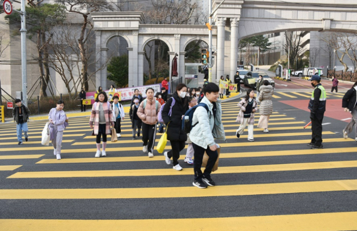 부산 남구 대연동 연포초등학교 앞에 설치된 스마트 횡단보도. 부산 남구청 제공 