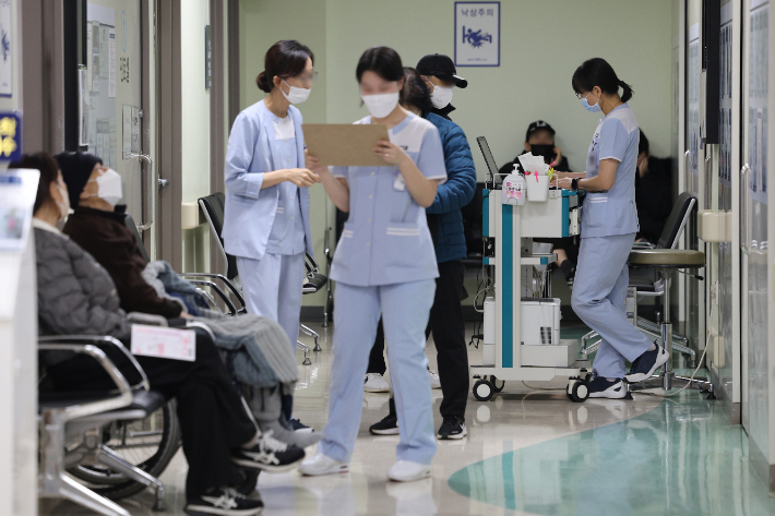 서울의 한 대학병원에서 간호사들이 분주히 움직이고 있다. 연합뉴스