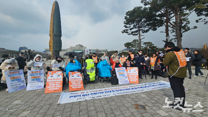 전국장애인차별철폐연대는 7일 오후 2시 서울 용산구 전쟁기념관 앞에서 기자회견을 열어 정부의 의대 증원 방침에 반발해 집단 사직한 전공의들을 규탄했다. 나채영 수습기자