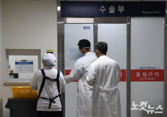 전공의 집단 사직 사태 17일째를 맞는 7일 서울시내 한 대학병원 수술실에 의료진이 출입하고 있다. 황진환 기자