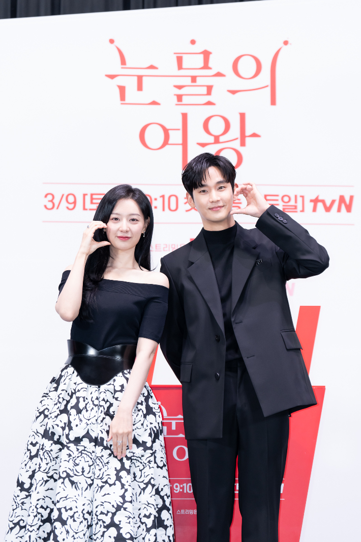 tvN 새 토일드라마 '눈물의 여왕'에 출연하는 배우 김지원과 김수현. tvN 제공
