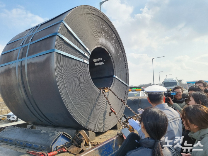 27톤 코일을 운송하는 화물 트레일러가 적재함에 안전조치 없이 철제 갈고리나 쇠붙이 등을 방치했다가 경찰에 단속됐다. 정성욱 기자