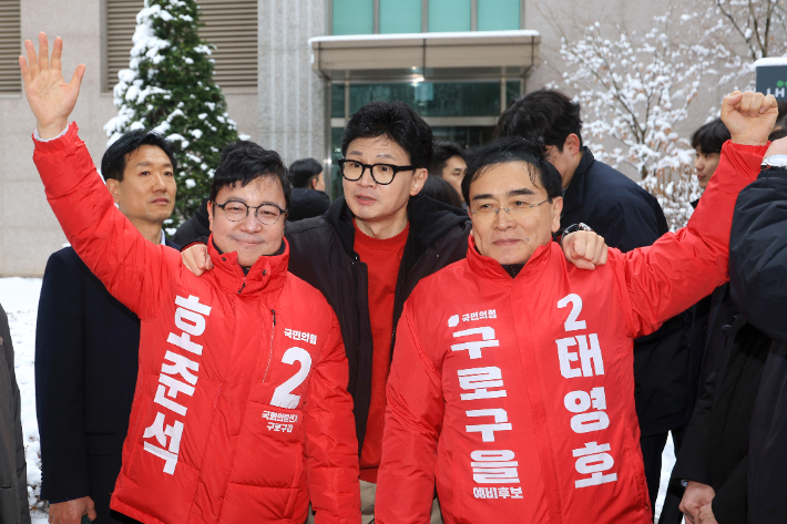 오류동 소재 행복주택 방문한 한동훈 비대위원장     (서울=연합뉴스) 신현우 기자 = 국민의힘 한동훈 비상대책위원장이 22일 오후 서울 구로구 오류동 소재 행복주택을 둘러본 뒤 국민의힘 구로구갑 호준석, 구로구을 태영호 후보와 인사하고 있다. 2024.2.22     nowwego@yna.co.kr (끝)   연합뉴스