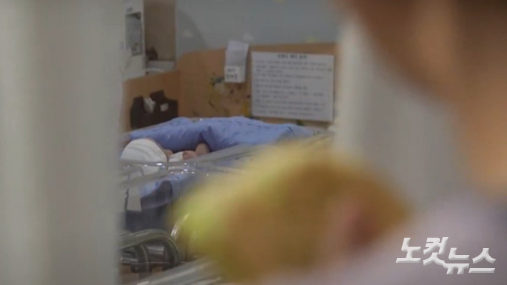 지난해 4분기 합계출산율이 사상 첫 0.6명대를 기록한 가운데, 한국기독교장로회 총회가 목회자들의 출산과 양육을 지원하기 위한 정책 마련에 나섰다. CBS 뉴스 화면 캡처