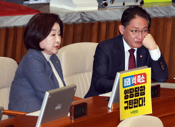 대화하는 심상정-배진교     (서울=연합뉴스) 한종찬 기자 = 녹색정의당 심상정 원내대표와 배진교 의원이 29일 국회에서 열린 본회의에서 대화하고 있다. 2024.2.29     saba@yna.co.kr (끝)   연합뉴스