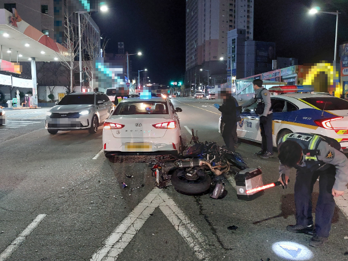 8일 오전 5시 30분쯤 사하구의 한 도로에서 택시와 오토바이가 충돌해 40대 오토바이 운전자가 숨졌다. 부산경찰청 제공