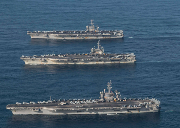 2017년 11월 동해에 전개된 미 해군의 니미츠급 원자력 추진 항공모함 3척. 맨 위부터 니미츠함, 로널드 레이건함, 시어도어 루스벨트함. 미 7함대 페이스북