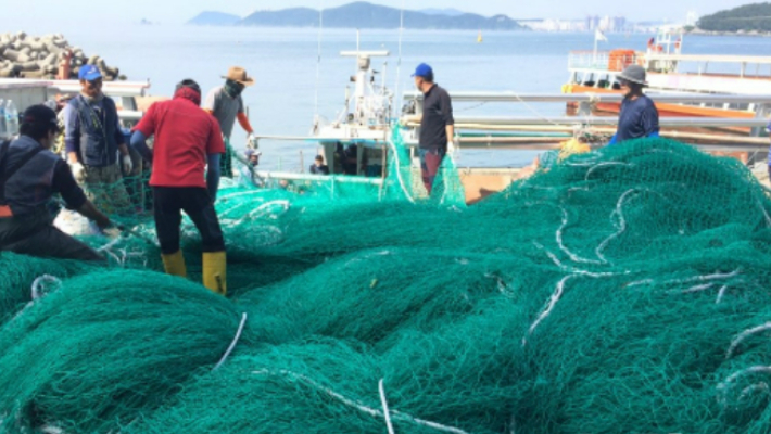 부산 해운대구가 해운대해수욕장 피서객 안전을 위한 대형 해파리 차단망을 설치하고 있다. 부산 해운대구청 제공 