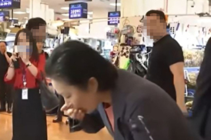 노량진 수산시장에서 횟집 수조물을 떠먹던 김영선 의원. MBC 보도화면 캡처