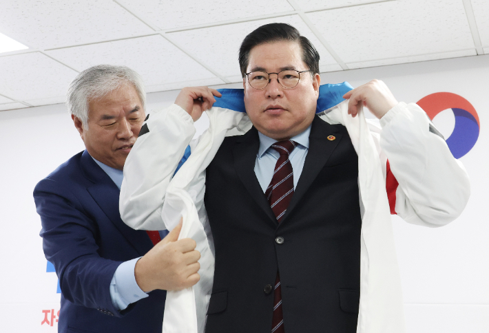 유동규 전 성남도시개발공사 기획본부장이 지난달 14일 여의도 자유통일당 당사에서 총선 출마 선언에 앞서 전광훈 목사로부터 당 점퍼를 받아 입고 있다. 연합뉴스 