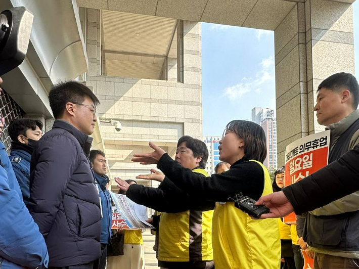 부산시의 대형마트 의무휴업일 평일 변경이 부당하다는 진정서를 제출하기 위해 부산시청에 들어가려던 노조원들이 경찰에 제지당하고 있다. 마트산업노조 부산본부 제공