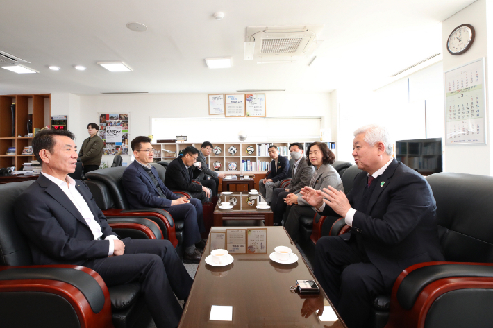 황인홍 무주군수(오른쪽)이 8일 무주군을 찾은 한문희 한국철도공사 사장과 대화를 나누고 있다. 무주군 제공