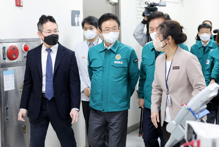 이철우 경북지사는 8일 안동병원을 방문해 의료진을 격려했다. 경북도 제공