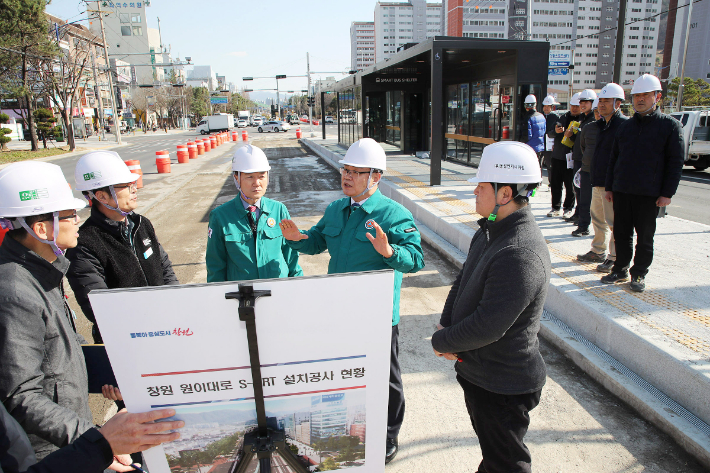 홍남표 창원시장이 8일 오후 원이대로 S-BRT 공사 현장을 찾아 진행 상황을 직접 점검하고 있다. 창원시 제공