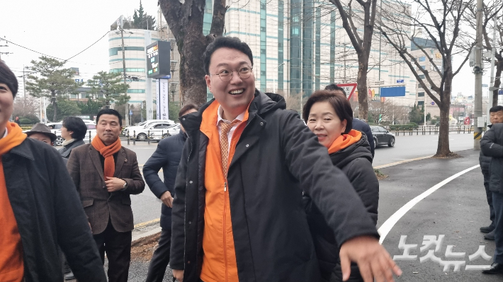 지난 2월 1일 천하람 전 최고위원이 순천을 찾아 지지자들을 만나고 있다. 박사라 기자 