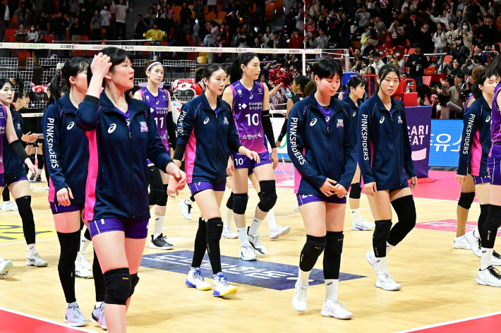 흥국생명 선수들이 8일 광주 페퍼스타디움에서 열린 프로배구 여자부 페퍼저축은행과 방문 경기에서 패한 뒤, 굳은 표정을 짓고 있다. 한국배구연맹