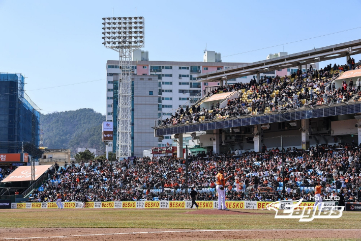 9일 한화-삼성의 시범 경기 개막전에 만원 관중이 들어찬 모습. 한화 이글스