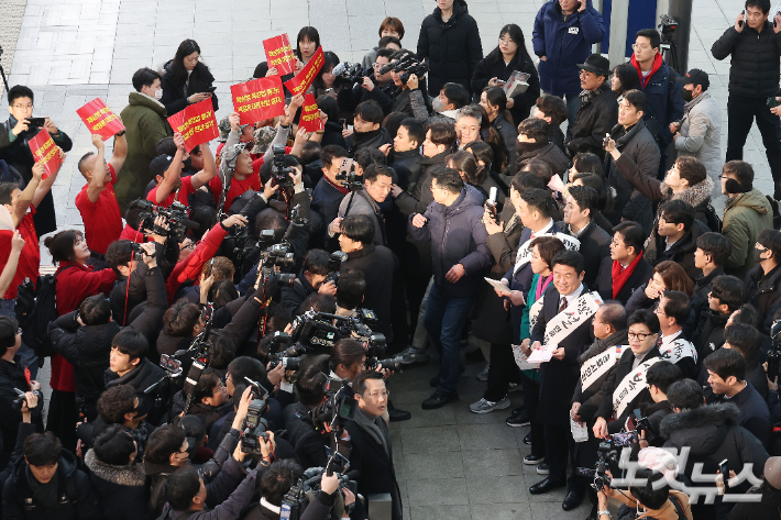 한동훈 국민의힘 비상대책위원장이 설 명절 연휴를 하루 앞둔 지난 2월 8일 오전 서울역에서 시민들에게 귀성 인사를 하는 가운데 채상병 특검을 요구하는 해병대 단체가 기습 시위를 펼치고 있다. 윤창원 기자