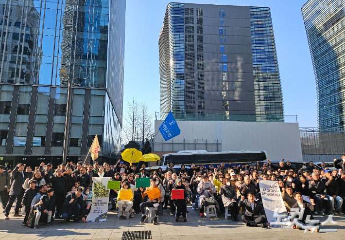 탈핵주일 연합예배 참석자들이 주한 일본대사관 앞에서 '핵 폐수 해양투기 즉각 철회'를 촉구하고 있다.