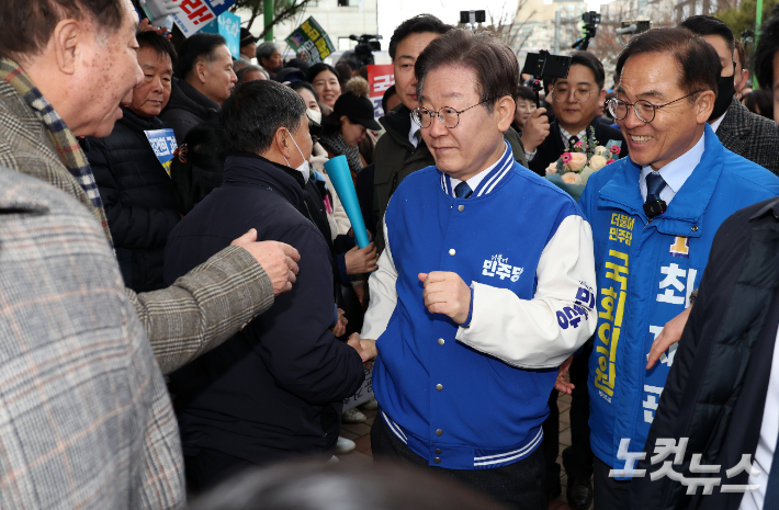 이재명 더불어민주당 대표가 7일 오전 경기도 양평군청 앞에 마련된 서울·양평 고속도로 국정농단 진상규명 촉구 농성장 앞에서 열린 양평고속도로 특혜의혹 규탄 기자회견을 마친 후 지지자들과 인사를 나누고 있다. 윤창원 기자