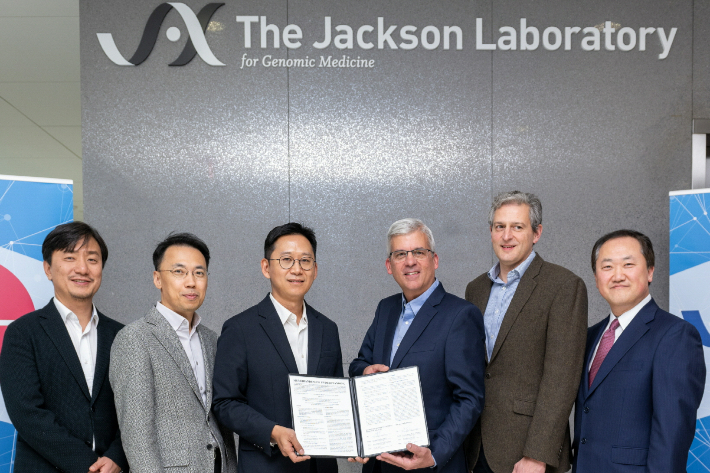 LG AI연구원과 잭슨랩(The Jackson Laboratory)은 질병을 예측하고 신약과 치료제 개발에 활용할 AI 공동 연구개발에 나서기로 했다. 사진 왼쪽부터 LG AI연구원의 박용민 헬스케어 사업 담당, 이화영 사업개발 유닛장, 배경훈 원장, 잭슨랩의 론 카돈(Lon Cardon) CEO, 폴 플리첵(Paul Flicek) CDO, 찰스 리(Charles Lee) 유전체 의학 연구소장. 잭슨랩 제공