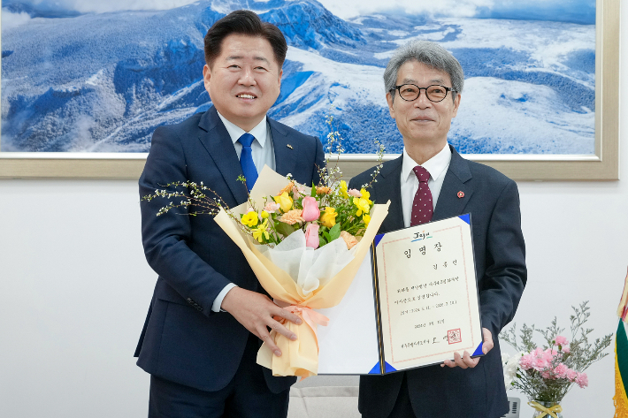 김종민 제주4.3평화재단 이사장(오른쪽)이 11일 도청에서 오영훈 제주지사로부터 임명장을 받았다. 제주도 제공