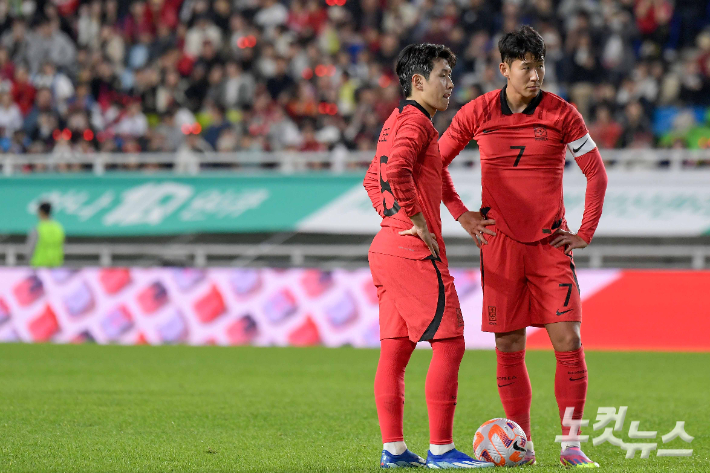 17일 수원월드컵경기장에서 열린 축구 국가대표 평가전 대한민국과 베트남의 경기, 손흥민과 이강인이 프리킥을 준비하고 있다. 박종민 기자