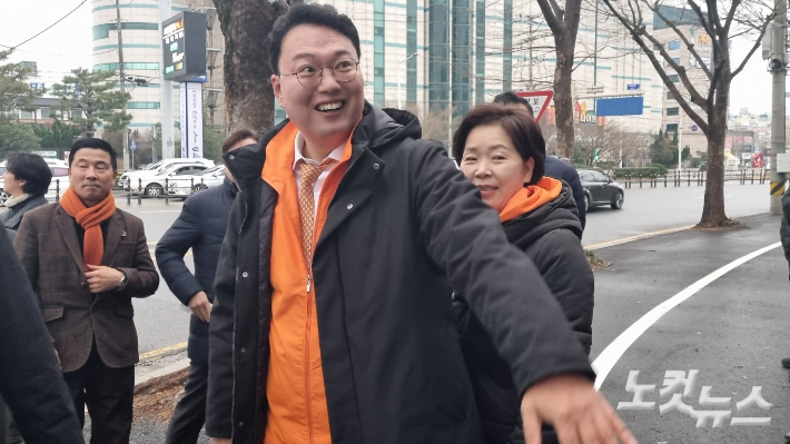  지지자들을 만나고 있는 개혁신당 천하람 전 최고위원. 박사라 기자 