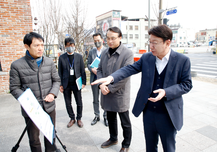 우범기 전주시장이 지난 7일 충경로 도로환경 개선 사업 현장을 찾아 추진현황을 점검했다. 전주시 제공