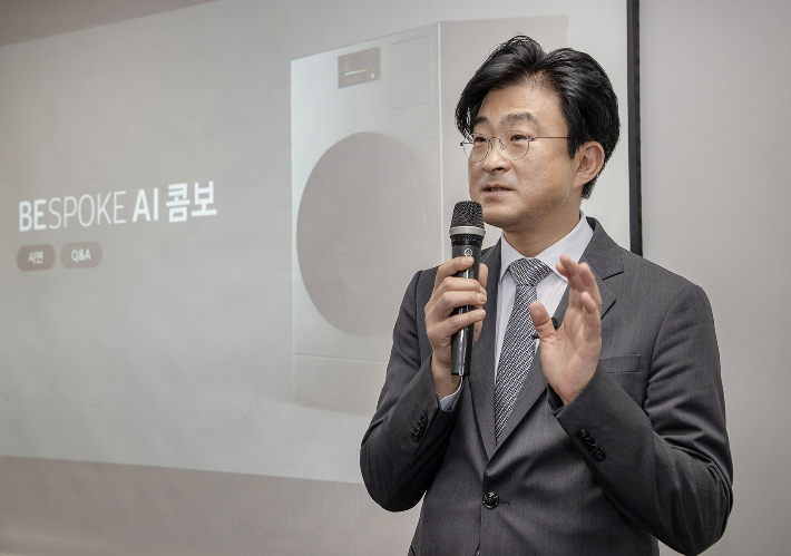 이무형 삼성전자 DA사업부 CX팀장 부사장이 11일 일체형 세탁건조기 비스포크 AI콤보 신제품을 소개하고 있다. 삼성전자 제공