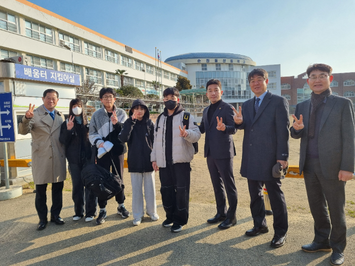 김진남 의원(우측에서 세 번째)이 8일 순천 동산중학교를 방문했다. 전남도의회 제공