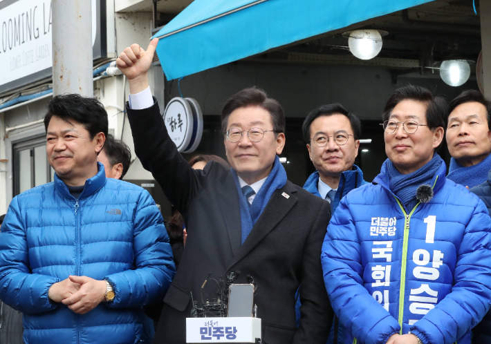 더불어민주당 이재명(가운데) 대표가 11일 충남 홍성군 홍성시장을 찾아 지지를 호소하고 있다. 연합뉴스