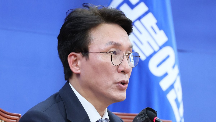 더불어민주당 김민석 상황실장이 지난달 22일 국회에서 열린 기자간담회에서 발언하고 있다. 연합뉴스 