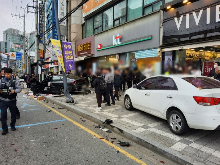 11일 오후 3시 20분쯤 부산 사하구의 한 도로에서 4중 추돌사고가 발생하며 차량 2대가 인도를 덮쳤다. 부산소방재난본부 제공