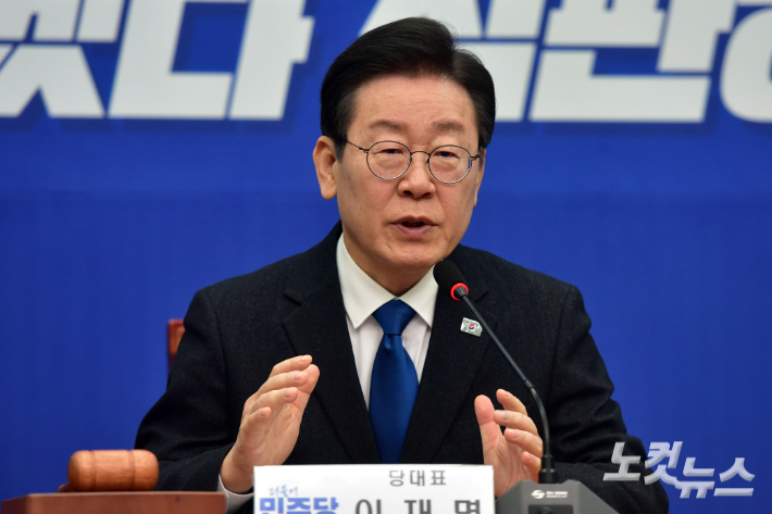 더불어민주당 이재명 대표가 11일 서울 여의도 국회에서 열린 당 최고위원회의에서 발언을 하고 있다. 윤창원 기자