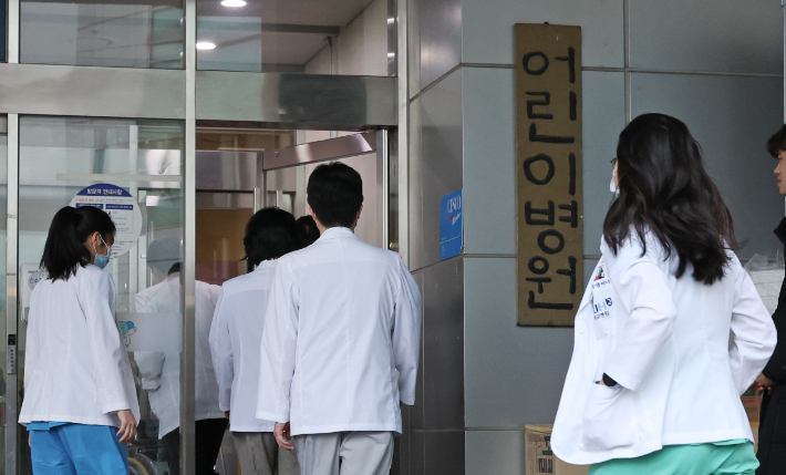의료진이 11일 오후 서울 종로구 서울대병원에 들어서고 있다. 연합뉴스 