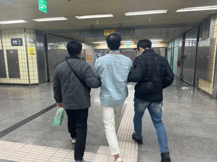 범인 A씨가 서울 지하철 공덕역에서 수사관들에 의해 검거된 모습