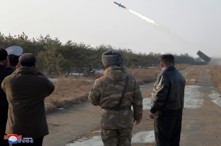 북한은 김정은 국무위원장이 지난 14일 새로 개발한 지상대해상 미사일 시험발사를 지도했다고 15일 밝혔다. 연합뉴스