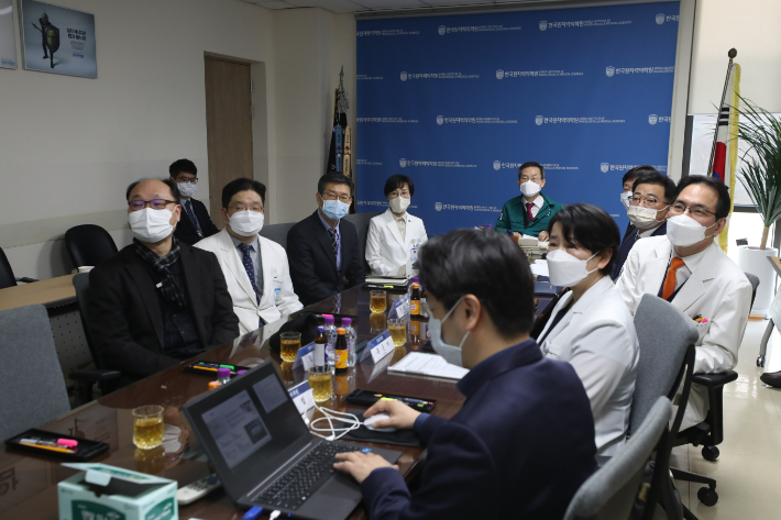 이종호 과학기술정보통신부 장관이 12일 오전 서울 노원구 한국원자력의학원을 방문해 한국원자력의학원 관계자들과 비상진료체계를 점검하고 있다. 과기정통부 제공