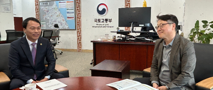 박기영 강원특별자치도의회 안전건설위원장은 12일 정의경 원주지방국토관리청장을 만나 제6차 국도ㆍ국지도 5개년 건설계획에 지역 핵심 건의사업들이 반영될 수 있도록 관심을 요청했다. 강원도의회 제공
