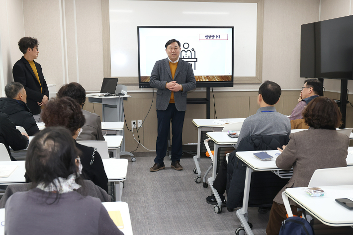 김종훈 울산동구청장은 12일 중장년기술창업센터 교육장에서 가진 사회적경제일자리센터 60플러스 학교 개강식에 참석해 수강생 격려하고 인사말을 했다. 동구청 제공