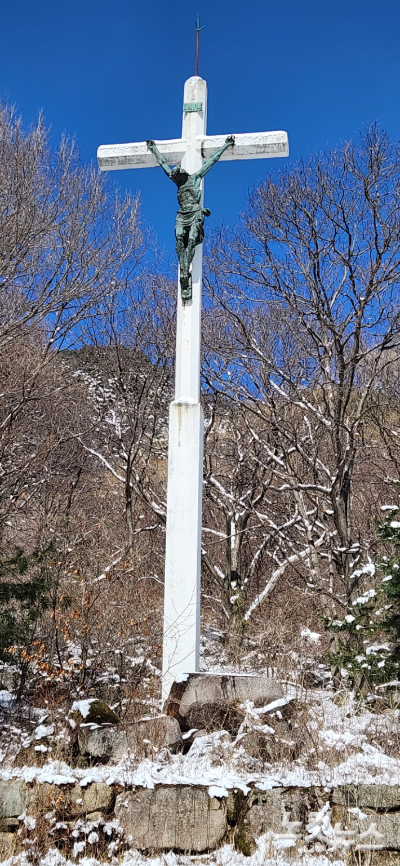 한티성지 순교자묘역 입구에 있는 십자가. 이재기 기자 