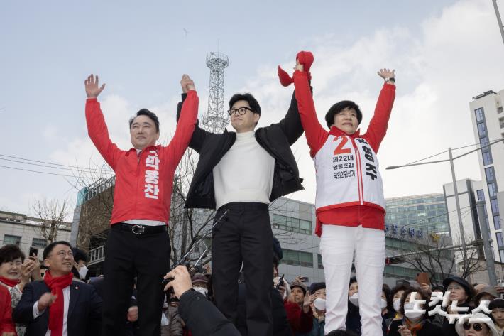 한동훈 국민의힘 비대위원장이 12일 오후 김영주 영등포갑 국회의원 후보, 박용찬 영등포을 국회의원 후보와 함께 영등포 타임스퀘어 광장에서 시민들과 만나 인사하고 있다. 20240312