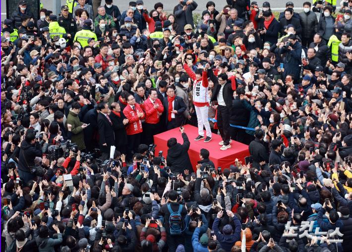 한동훈 국민의힘 비상대책위원장이 12일 오후 서울 영등포구 타임스퀘어 앞 광장에서 김영주 영등포갑 후보와 함께 시민들에게 인사하고 있다.