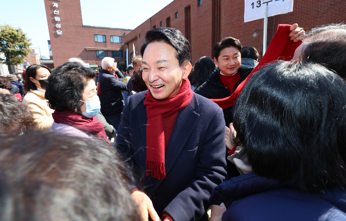 인사하는 원희룡 후보      (인천=연합뉴스) 임순석 기자 = 제22대 국회의원 선거 인천 계양(을) 지역에 출마한 국민의힘 원희룡 전 국토교통부 장관이 10일 오후 인천 계양구 계산동성당 척사대회에 참석 구민들과 인사하고있다. 2024.3.10     soonseok02@yna.co.kr (끝)   연합뉴스