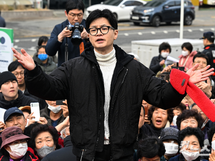 한동훈 국민의힘 비상대책위원장이 12일 서울 영등포구 타임스퀘어 광장에서 시민들에게 지지를 호소하고 있다. 윤창원 기자