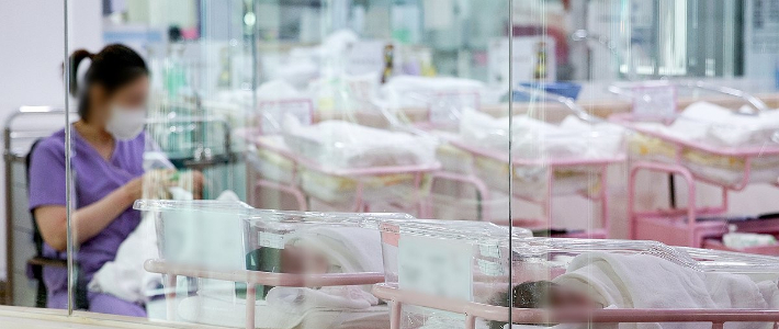 지난달 28일 오후 서울 시내 한 산후조리원 신생아실에서 간호사 등 관계자들이 신생아들을 돌보고 있다. 연합뉴스