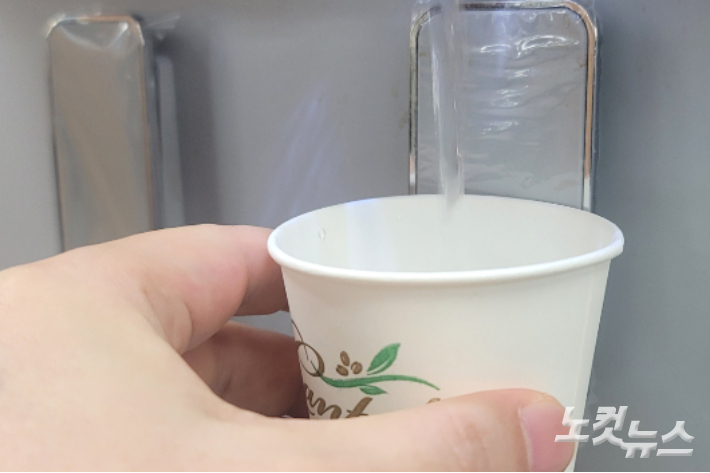 부산시 보건환경연구원이 학교 등에 설치된 정수기 수질 검사를 실시했다. 박중석 기자