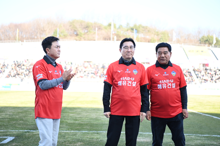 K리그2 충남아산프로축구단(충남아산FC) 개막전에 참석한 김태흠 충남지사(왼쪽)가 박수를 치고 있다. 충남도 제공